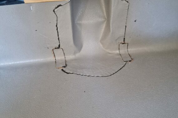 Varmekabler kommer fra vegg og ned i lommen på veggen og ut på gulvet.